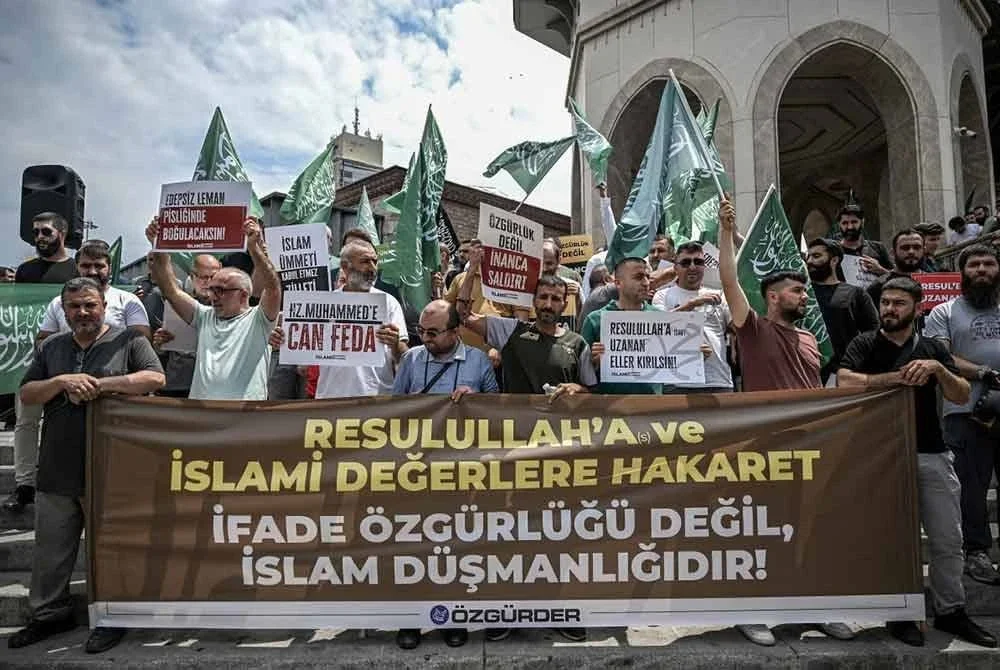 Penunjuk perasaan di luar Masjid Taksim, Istanbul membawa sepanduk mengecam kartunis majalah satira LeMan atas dakwaan menghina Nabi Muhammad SAW. Foto Agensi/ AFP