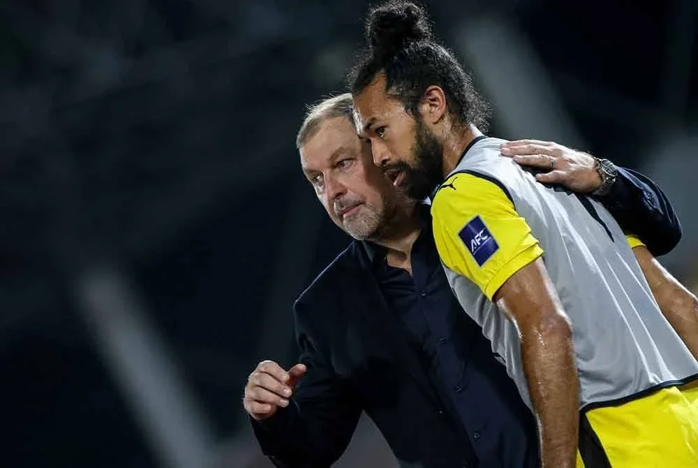 Cklamovski (kiri) awal-awal lagi memberitahu bahawa beliau mahu membawa pasukan terkuat untuk bersaing di Pala Negara-Negara CAFA di Tajikistan bulan depan. Foto Malaysia NT