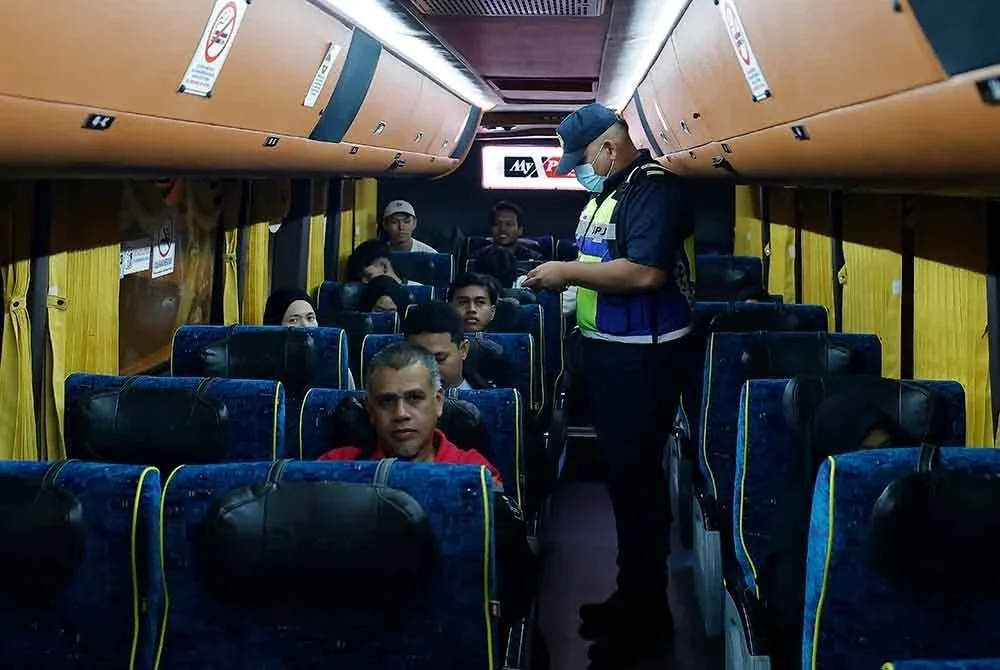 JPJ Malaysia mengadakan Operasi Khas Tali Pinggang Keledar Terminal Bas Putrajaya Sentral malam ini. Foto Bernama