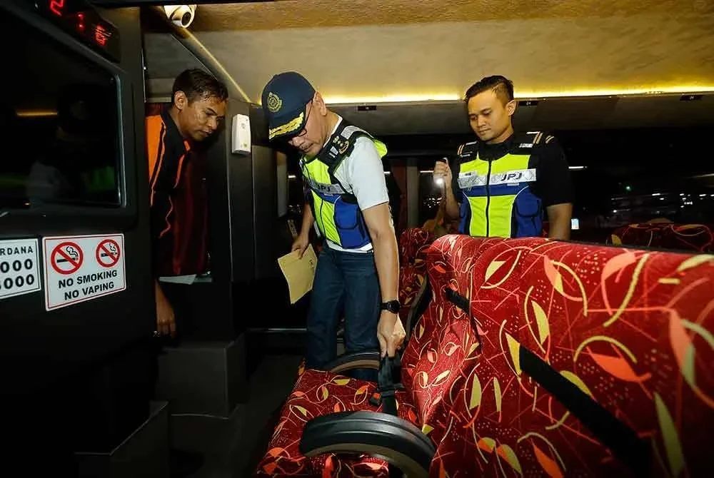 Zulkarnain turut menyertai Operasi Khas Tali Pinggang Keledar Terminal Bas Putrajaya Sentral malam ini. Foto Bernama