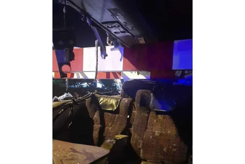 Bas berkenaan yang membawa seramai 19 penumpang dalam perjalanan dari Kajang menuju ke Melaka. Foto JBPM Negeri Sembilan