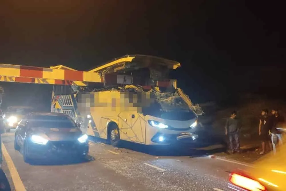 Bas ekspres dipercayai membawa 19 penumpang terbabit kemalangan melanggar palang di Jalan Arab Malaysian. Foto JBPM Negeri Sembilan
