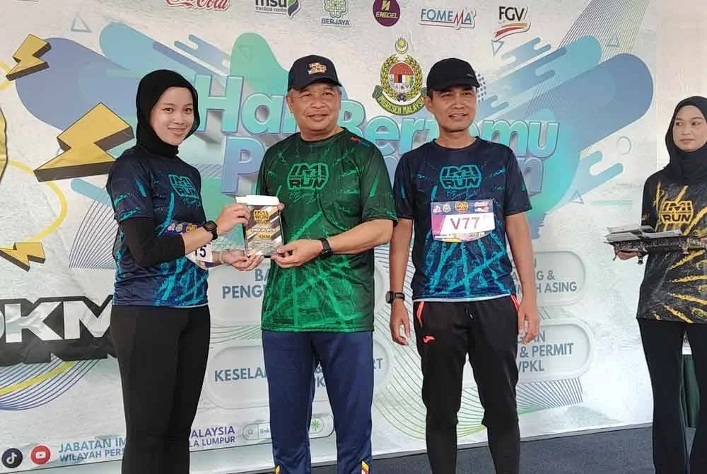 Zakaria menyampaikan hadiah kepada peserta IMI Kuala Lumpur Run pada Sabtu.