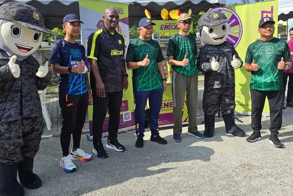 Zakaria (tengah) bergambar bersama lagenda bola sepak negara, Datuk Zainal Abidin Hassan (tiga dari kiri) semasa meninjau reruai Hari Bertemu Pelanggan Peringkat JIM Kuala Lumpur pada Sabtu.