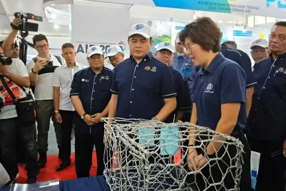 Mohamad Nizar melawat reruai pameran agensi yang mengambil bahagian pada Sambutan Hari Air Sedunia 2025 Peringkat Kebangsaan pada Sabtu.