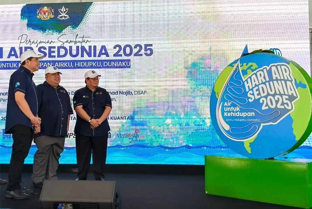 Mohd Rodzwan (dua dari kanan) mengiringi Mohamad Nizar menyempurnakan Majlis Perasmian Sambutan Hari Air Sedunia 2025 Peringkat Kebangsaan pada Sabtu.