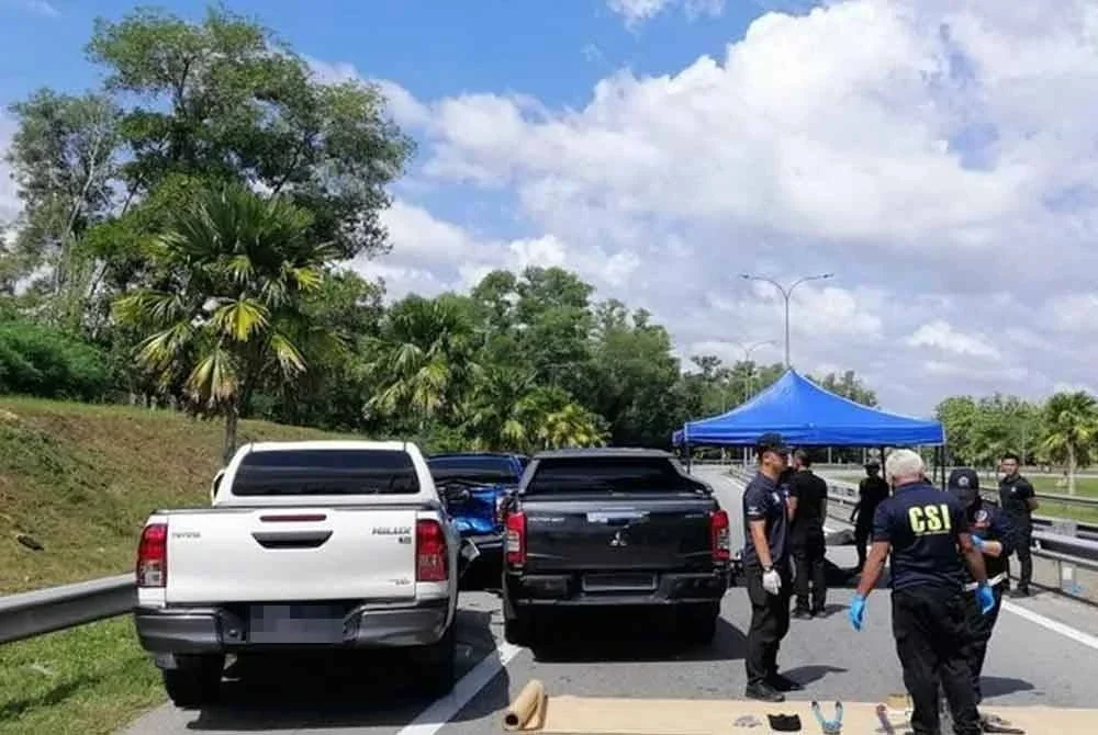 Dua lelaki disyaki penjenayah maut dalam kejadian berbalas tembakan dengan polis di susur masuk Lebuhraya Utara Selatan (PLUS) di sini pada jam 8.05 pagi Sabtu. Foto Bernama