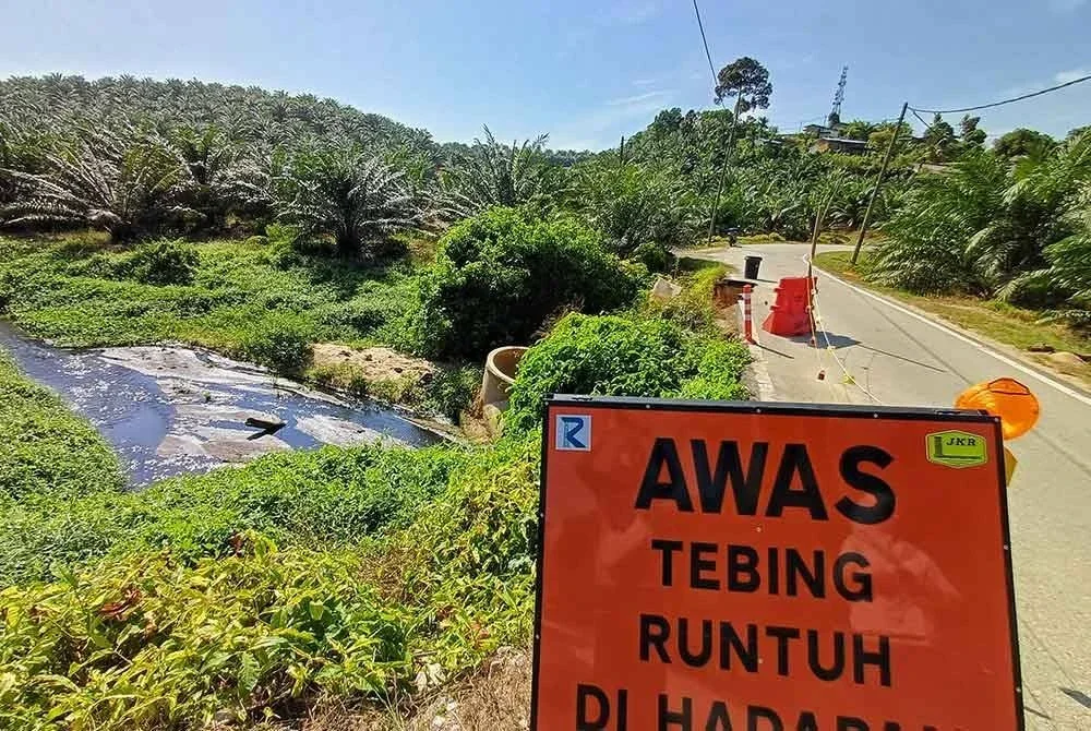Papan tanda peringatan turut dinaikkan supaya penduduk sentiasa berhati-hati ketika melalui laluan berkenaan.