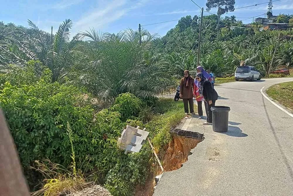 Penduduk rumah kilang di Felda Panching Utara, Kuantan bimbang keselamatan mereka terancam apabila jalan utama di kawasan itu berisiko runtuh akibat hakisan.