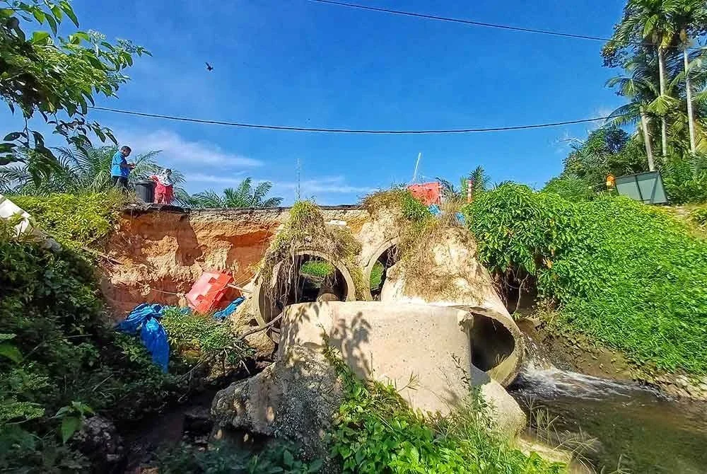 Keadaan hakisan yang menyebabkan jalan rosak mengundang kegusaran penduduk.