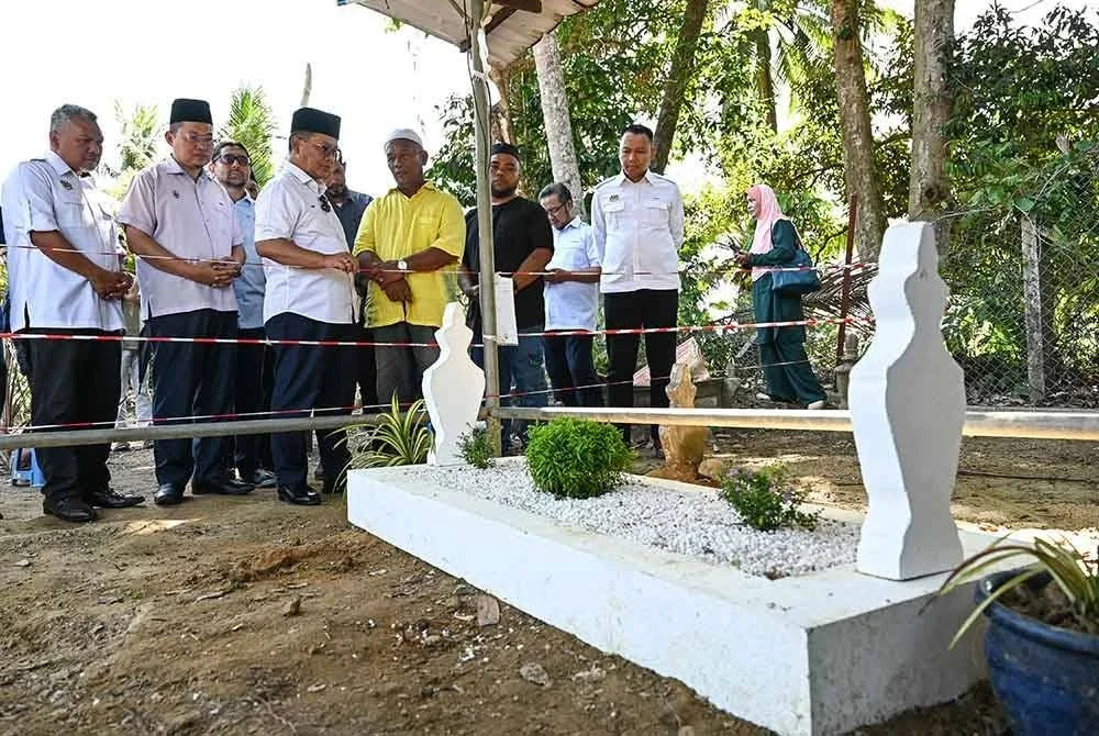 Menteri di Jabatan Perdana Menteri (Hal Ehwal Agama), Datuk Dr Mohd Na’im Mokhtar (empat kiri) menziarahi pusara penuntut Universiti Pendidikan Sultan Idris (UPSI), Allahyarham Nurly Shahirah Azman yang terkorban dalam nahas bas membawa pelajar UPSI di Gerik pada awal bulan Jun lalu di Tanah Perkuburan Islam Kampung Gong Pasir, Kerandang pada Sabtu. Foto Bernama