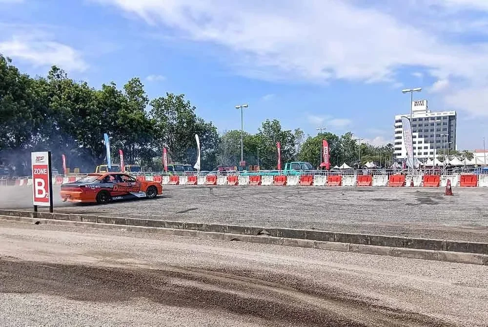 Aksi sukan pemotoran 'drift' pada Festival Permotoran JDM Real Fest 2025 di MITC Ayer Keroh pada Sabtu.
