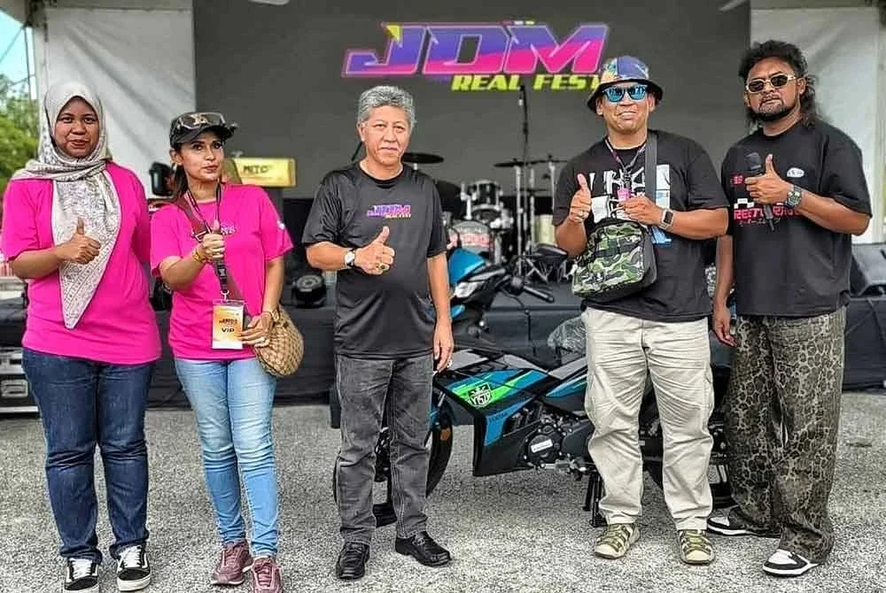Shaharuddin (tengah) ketika merasmikan Festival Permotoran JDM Real Fest 2025 di MITC Ayer Keroh pada Sabtu.