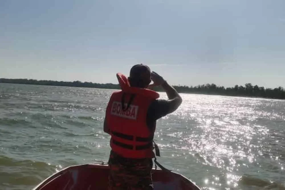 Empat disahkan maut manakala enam lagi hilang selepas sebuah bot jenis fiber karam di perairan Pantai Belawai dekat Kampung Belawai di sini, pada Sabtu. Foto JBPM