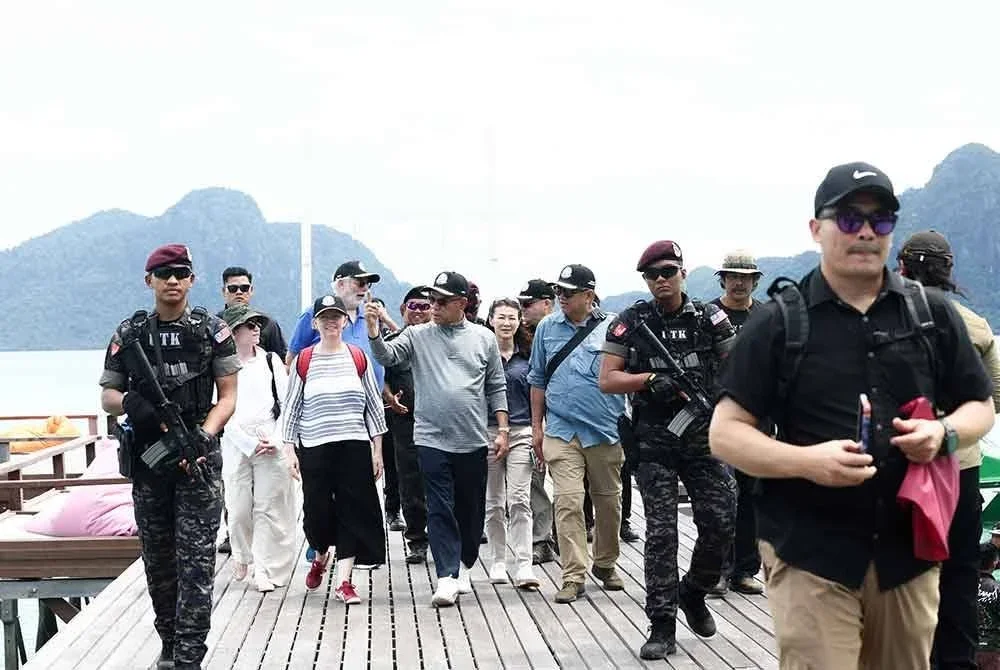 Menteri Dalam Negeri, Datuk Seri Saifuddin Nasution Ismail (empat dari kiri) berkata sesuatu kepada delegasi asing pada program taklimat dan tinjauan keselamatan bersama perwakilan asing di Zon Selamat Sabah Timur (ESS ZONE) di Pulau Bohey Dulang hari ini. Foto Bernama