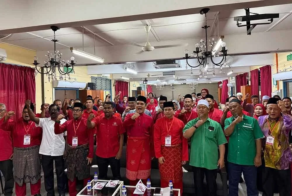 Mohd Radzi (lima dari kanan) selepas merasmikan Persidangan Bersatu Rembau pada Sabtu.