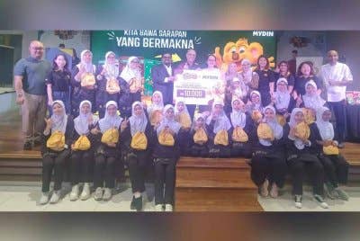 Ameer (lapan dari kanan) bergambar bersama tetamu kehormat dan penerima sumbangan semasa Majlis Pelancaran Kempen Kita Bawa Sarapan di Mydin USJ pada Sabtu.