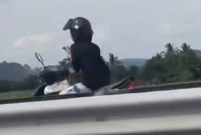 Tangkap layar video tular memaparkan seorang penunggang motosikal menunggang secara melawan arus sambil menggunakan telefon bimbit di KM38 Lebuh Raya Utara-Selatan berhampiran Tol Hutan Kampung, Alor Setar.