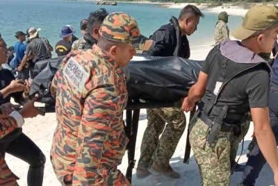 Pasukan penyelamat membantu mengangkat mayat mangsa yang ditemui lemas pada Sabtu.