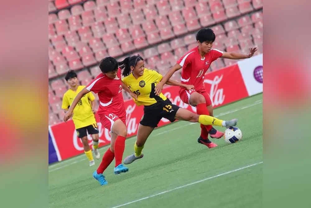 Aksi tonggak Malayan Tigress, Intan Sarah Anisah Zulgafli ketika diasak pemain Korea Utara di Dushanbe. Foto FAM