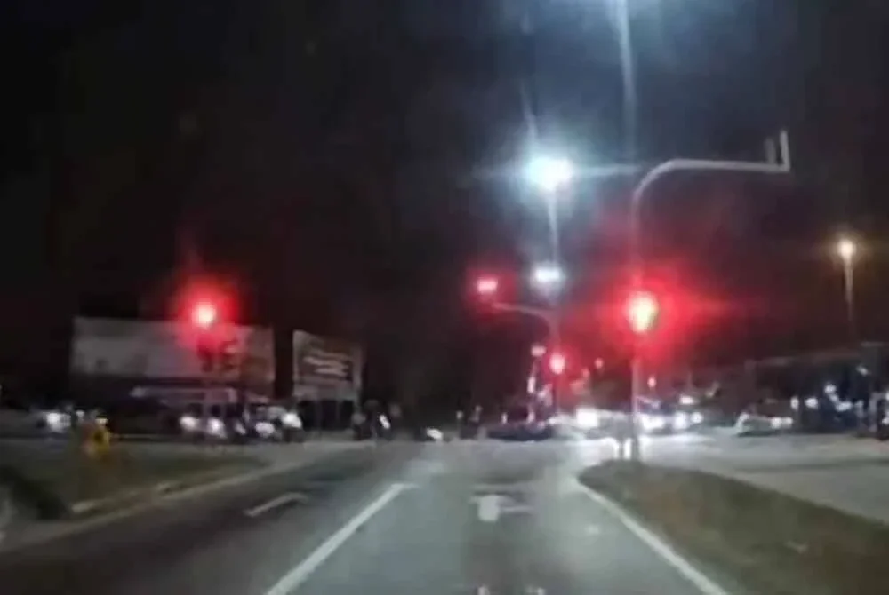 Tangkap layar video sebuah kereta merempuh tiga motosikal di persimpangan lampu isyarat Bukit Setongkol pada malam Sabtu.