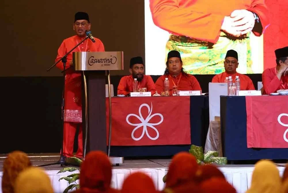 Ahmad Faizal ketika berucap pada Persidangan Tahunan Bersatu Bahagian Tambun di Pusat Konvensyen Casuarina, Ipoh pada Sabtu.