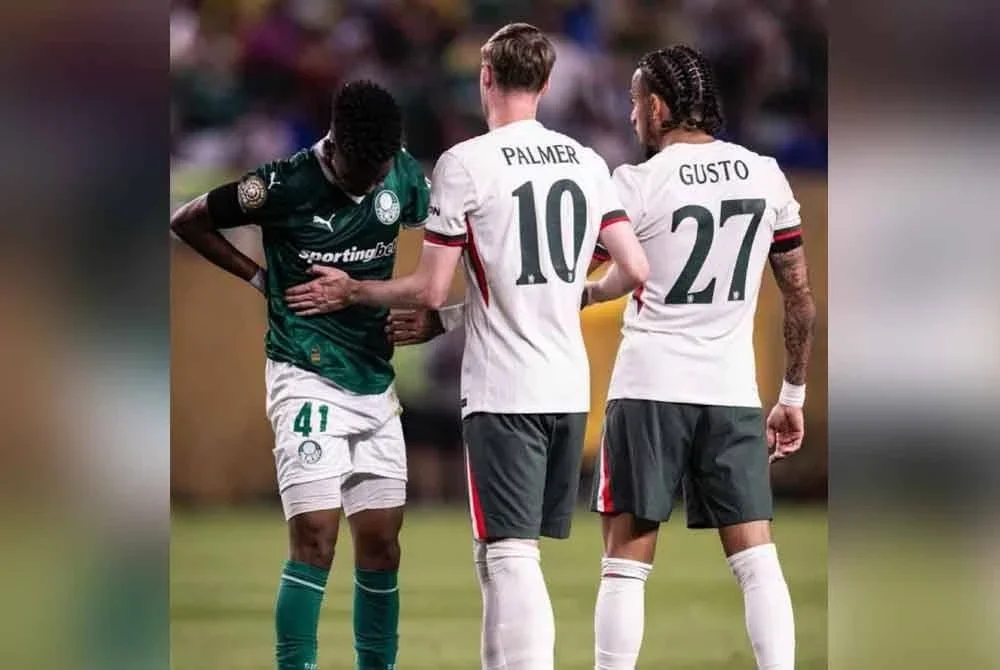 Willian disapa pemain-pemain Chelsea selepas perlawanan di Stadium Lincoln Financial Field. Foto: Agensi
