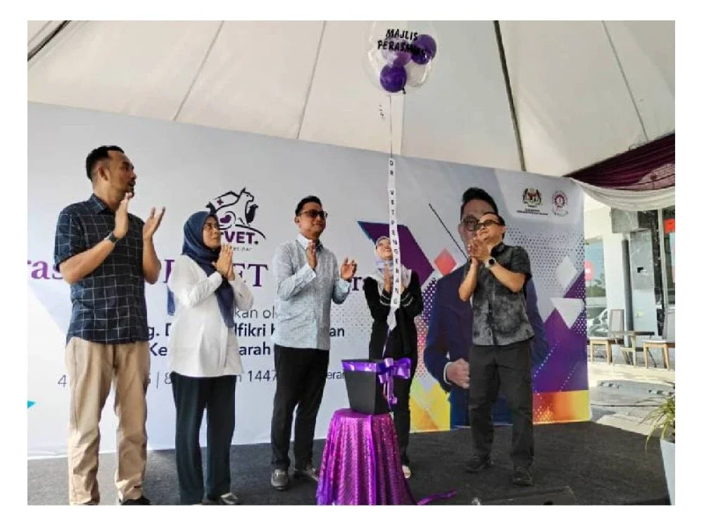 Ketua Pengarah MARA, Datuk Zulfikri Osman (dua,kiri), merasmikan DrVET di Pengerang, di sini pada Jumaat.