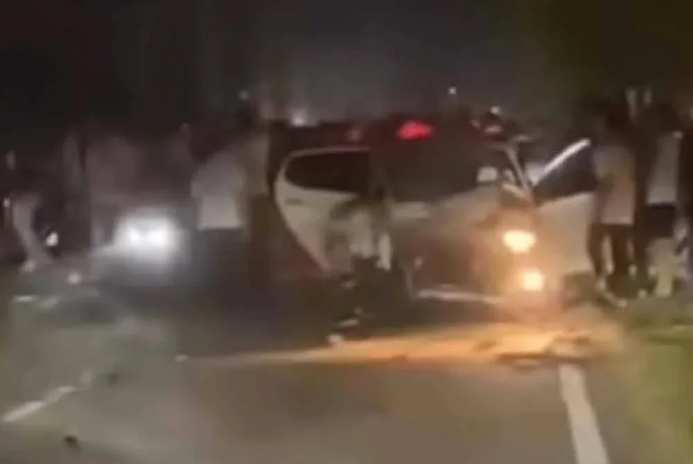 Kenderaan ini turut mengalami kerosakan dipercayai akibat perlanggaran dengan kereta terbabit.