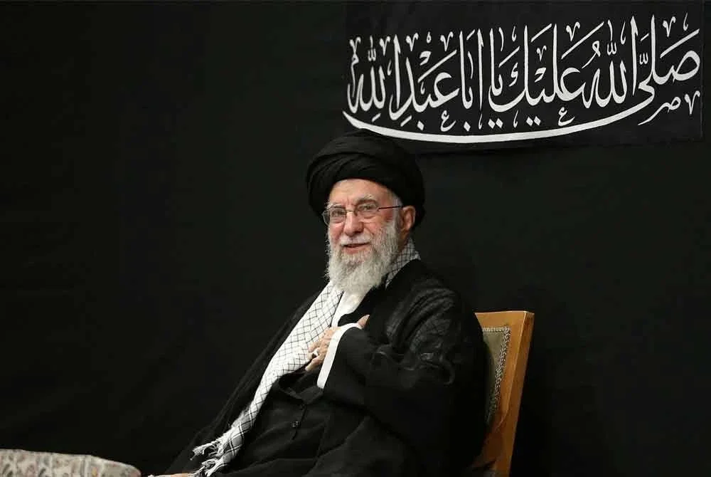 Ayatollah Ali Khamenei ketika menghadiri majlis Hari Asyura di Teheran, Foto AFP