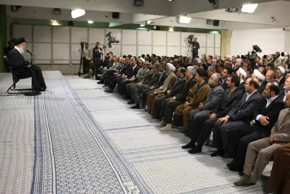 Pemimpin Tertinggi Revolusi Islam, Ayatollah Seyyed Ali Khamenei bertemu dengan sekumpulan profesor dari Universiti Teheran (UT).-Gambar fail- Agensi