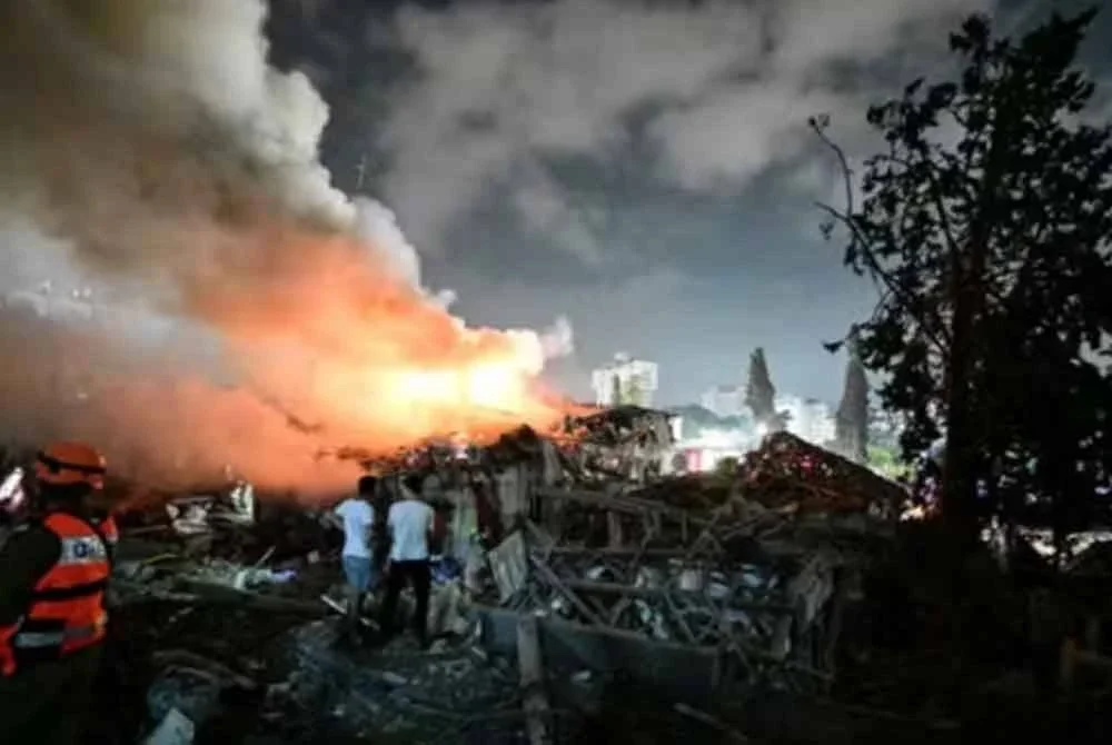 Penduduk memeriksa kawasan impak selepas serangan peluru berpandu dari Iran di wilayah tengah jajahan Israel, pada 15 Jun 2025. Foto Agensi