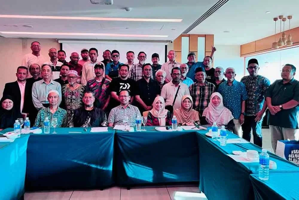 Dzulkefly (duduk, tiga dari kiri) pada sesi meja bulat di sebuah hotel di Iskandar Puteri yang menghimpunkan wakil-wakil kampung Melayu bawah status TRM.