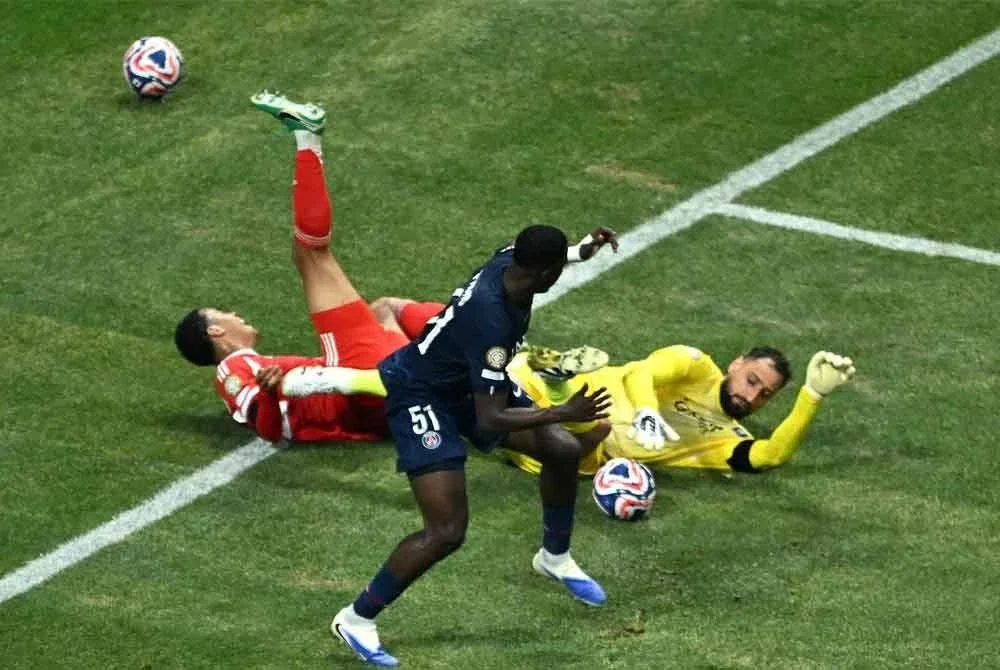 Musiala (kiri) mengalami kecederaan serius ketika menentang PSG. FOTO: AFP