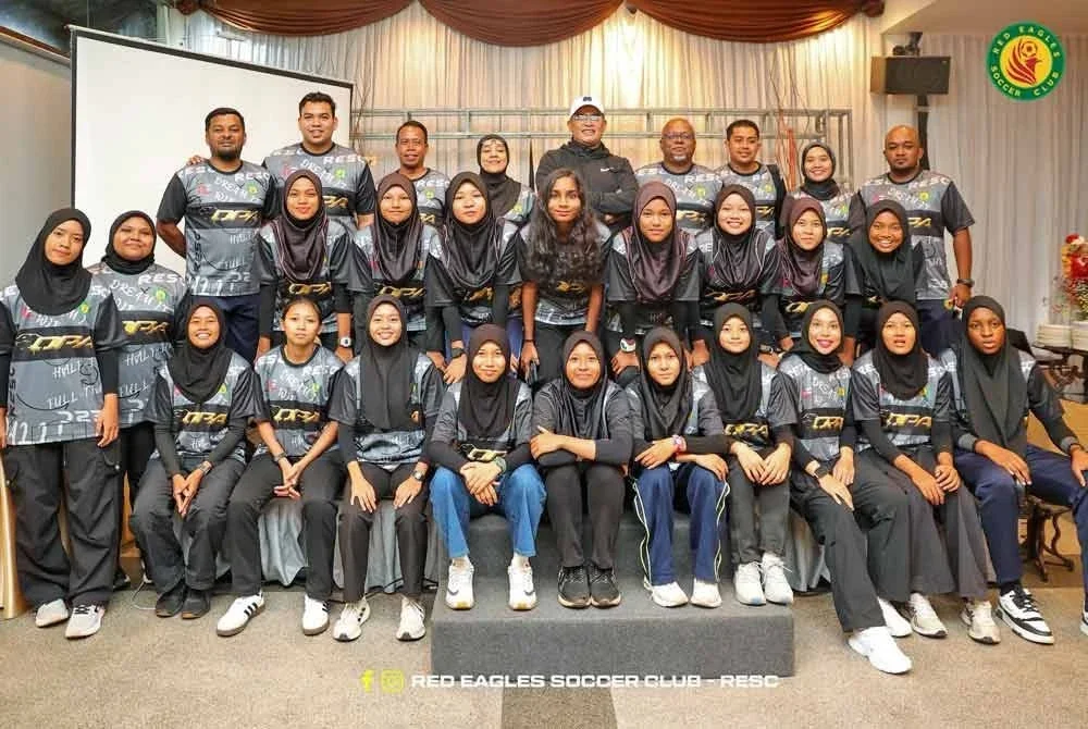 Pemain, jurulatih dan pengurusan RESC selepas majlis pengenalan pemain di Darulaman Golf & Country Club, Jitra. Foto RESC