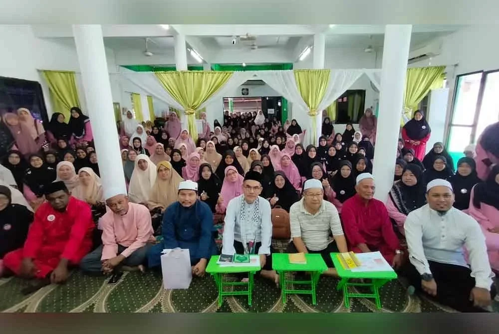 Peserta program Yasin #QuranHour mengambil gambar bersama selepas selesai doa selamat.