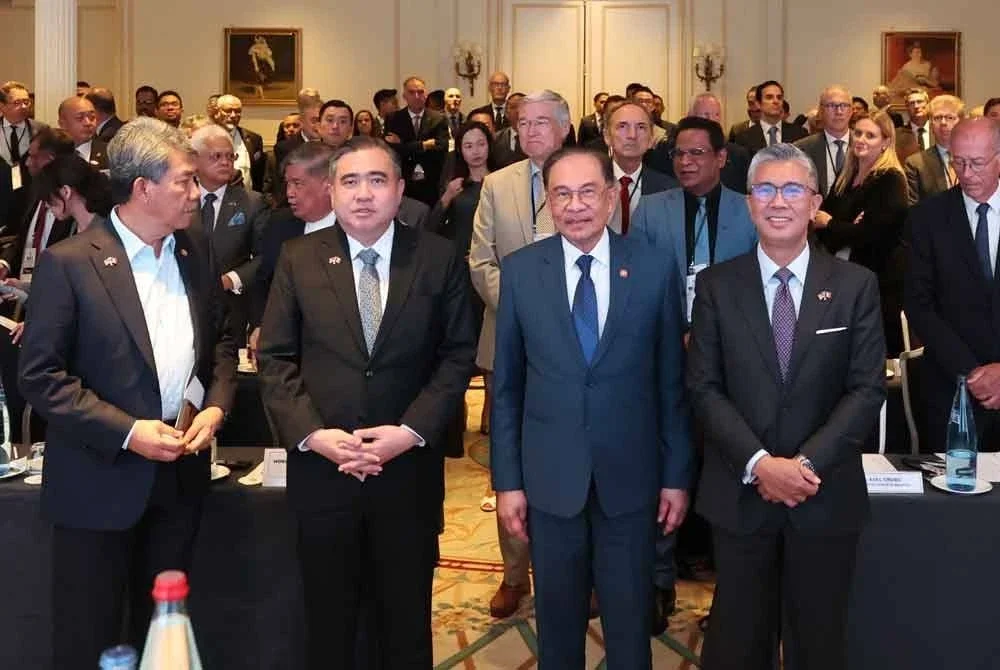 Anwar (tengah) menghadiri Mesyuarat Meja Bulat bersama pemain industri Perancis. Foto Bernama