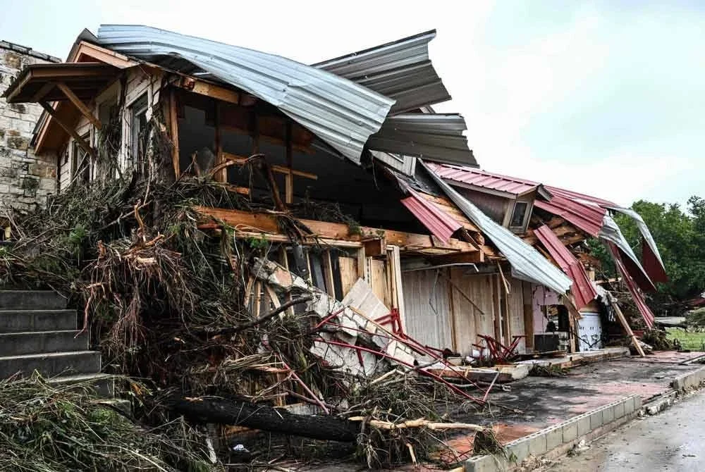Sebuah rumah yang rosak dilihat berhampiran Kem Mystic, lokasi di mana sekurang-kurangnya 20 kanak-kanak hilang selepas banjir kilat di Hunt, Texas pada 5 Julai 2025. Foto AFP