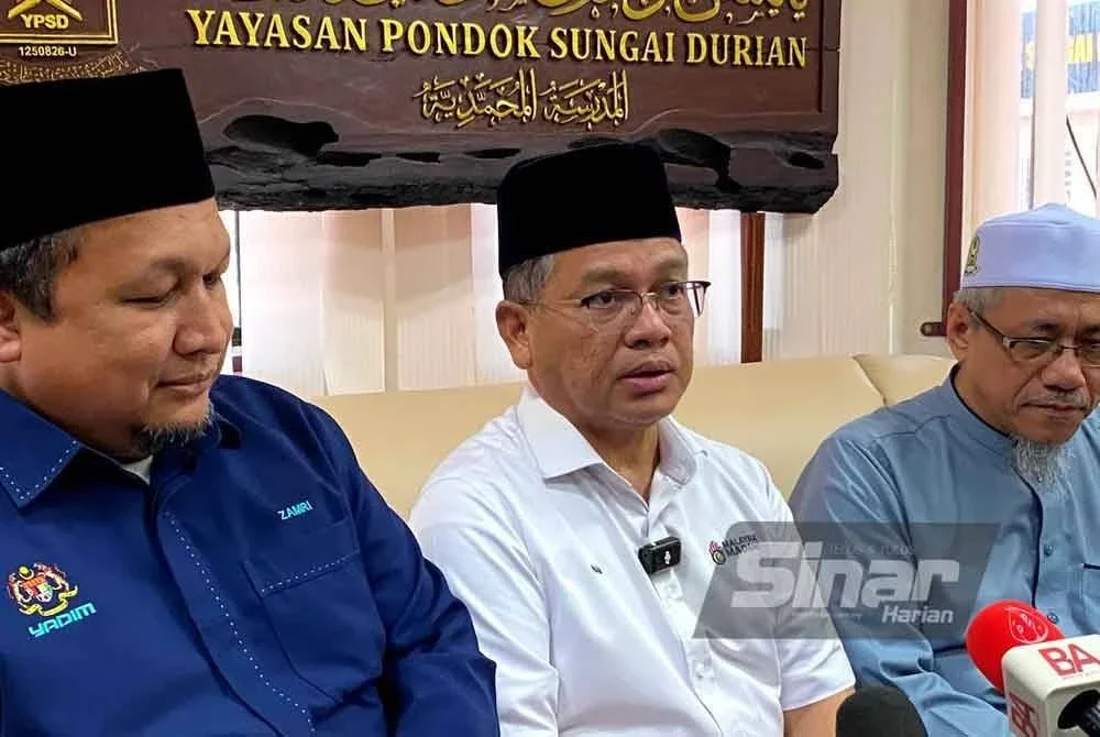 Mohd Na'im (tengah) pada sidang media selepas hadir merasmikan Wacana Dakwah Al-Falah Memacu Ummah Madani Bersama Institusi Pondok di Pondok Sungai Durian, Kuala Krai pada Ahad.