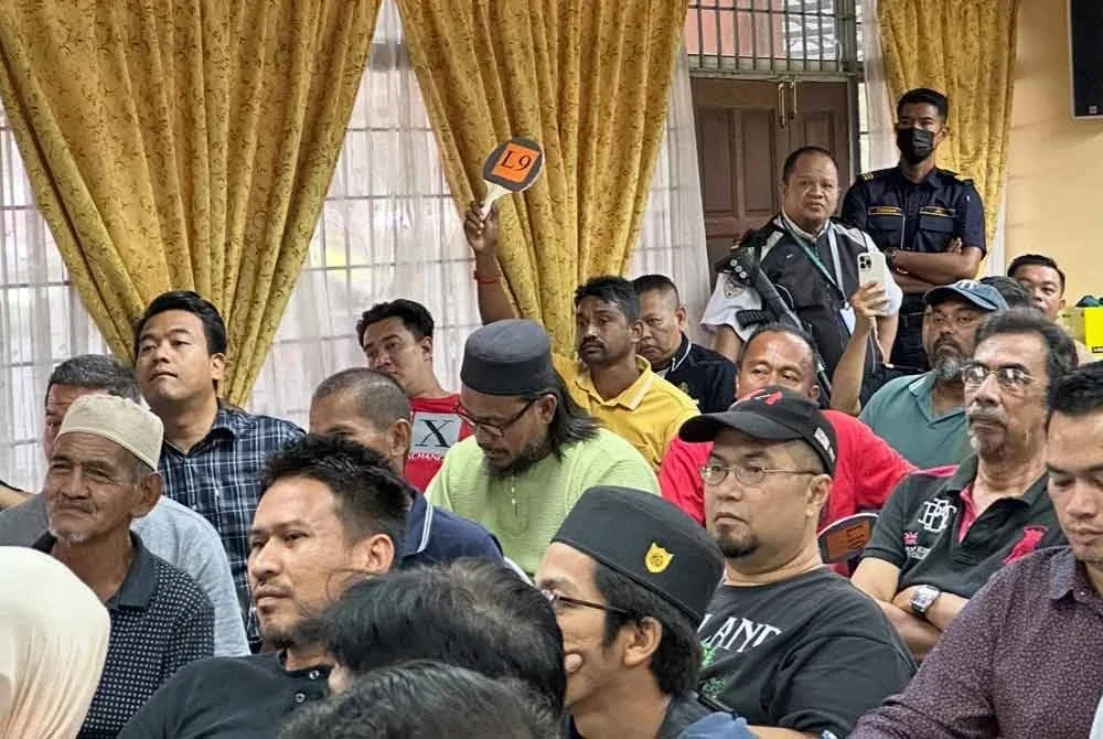 Pembida yang menyertai lelongan di JPJ Panji di Kota Bharu.