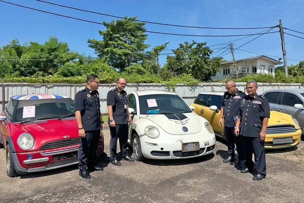 Mohd Misuari (dua dari kiri) menunjukkan antara kereta yang dilelong oleh JPJ Kelantan.