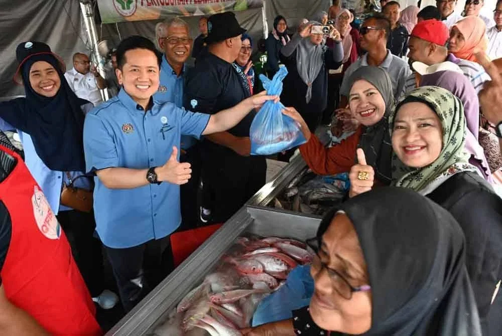 Arthur bersama pengunjung yang hadir pada Majlis Pelancaran Road To HPPNK 2025 di pekarangan MPT Tawau.