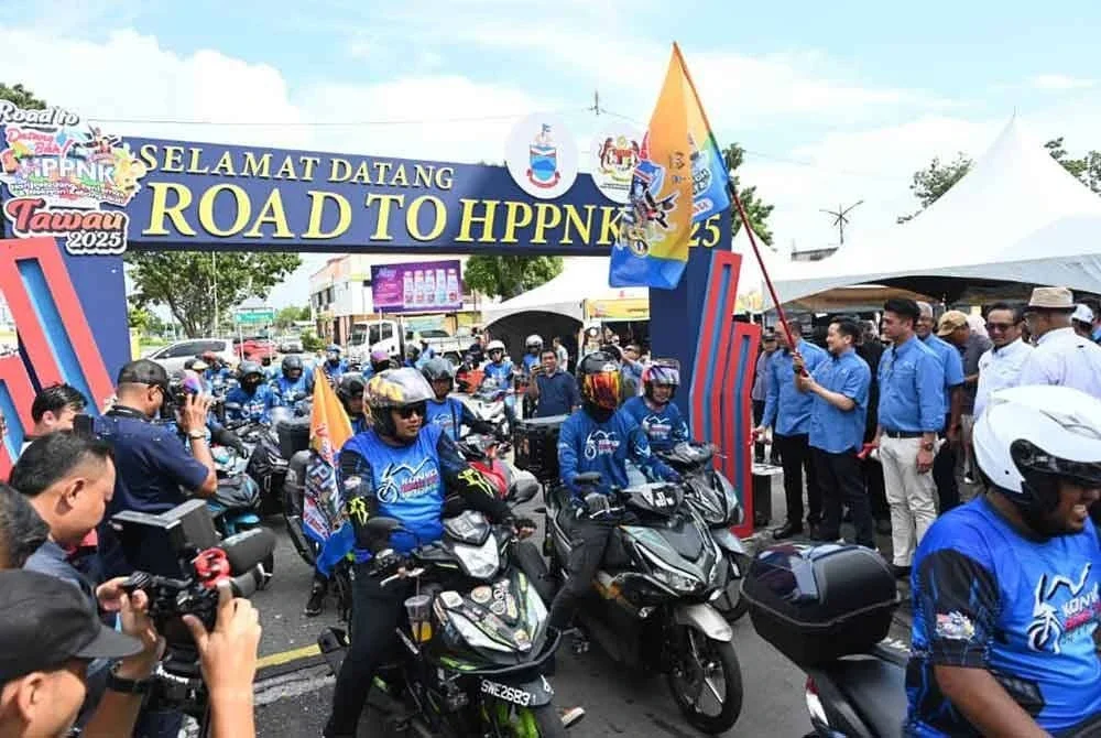 Arthur menyempurnakan majlis pelepasan Konvoi Bermotor Road To HPPNK 2025 di pekarangan MPT Tawau.
