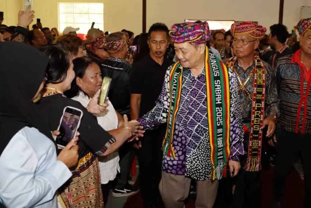 Hajiji beramah mesra dengan masyarakat setempat ketika hadir merasmikan Festival Kebudayaan Rungus Sabah 2025 di Pusat Kebudayaan Rungus Sabah pada Ahad.