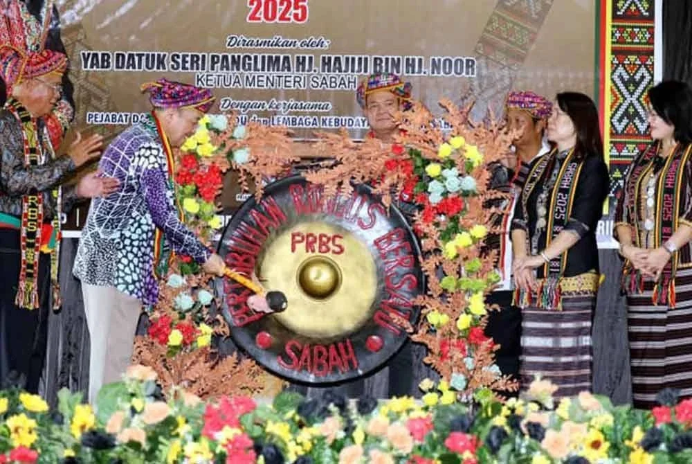 Hajiji memukul gong sebagai simbolik perasmian Festival Kebudayaan Rungus Sabah 2025.
