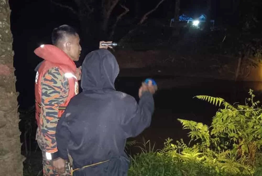 Operasi SAR mangsa dilakukan sebaik pasukan bomba tiba di lokasi mangsa dilaporkan hilang disambar buaya di Sungai Tumanggong berhampiran ladang di Sukau.