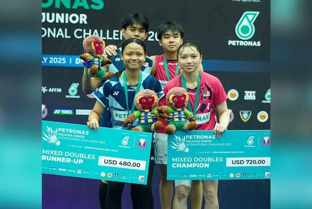 Gandingan negara bertemu sesama sendiri dalam aksi final beregu campuran Cabaran Antarabangsa Remaja Malaysia di Kangar. - Foto BAM