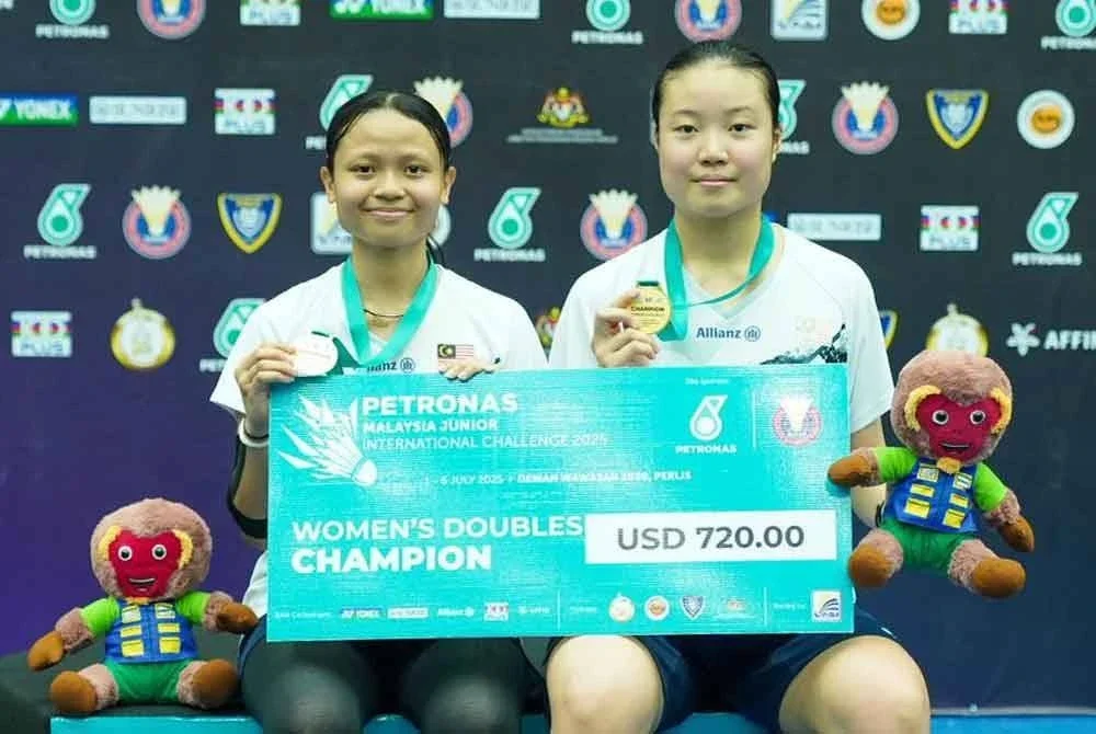 Dania Sofea (kiri) dan Zi Yu mengungguli acara beregu perempuan setelah menewaskan pasangan Thailand dalam aksi final Cabaran Antarabangsa Remaja Malaysia di Perlis pada Ahad. Foto BAM.