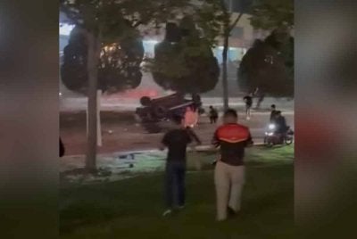 Keadaan kereta yang terbalik selepas hilang kawalan di Jalan Persiaran 1, Senawang pada Sabtu.