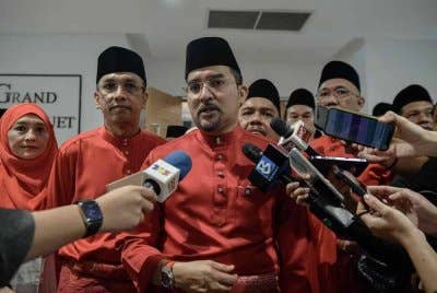Asyraf Wajdi ketika ditemubual pemberita selepas Majlis Perasmian Mesyuarat Perwakilan UMNO Bahagian Bukit Bintang pada Ahad. Foto Bernama